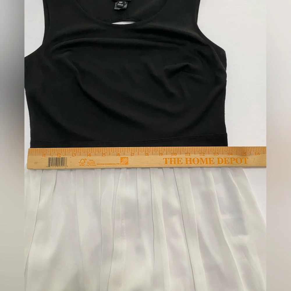 En Focus Studio Black and White Sleeveless dress with
Open Back size 6P - Picture 8 of 9